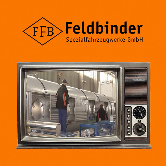 Feldbinder-Logo über einem alten Fernseher, der eine Fabrikhalle zeigt